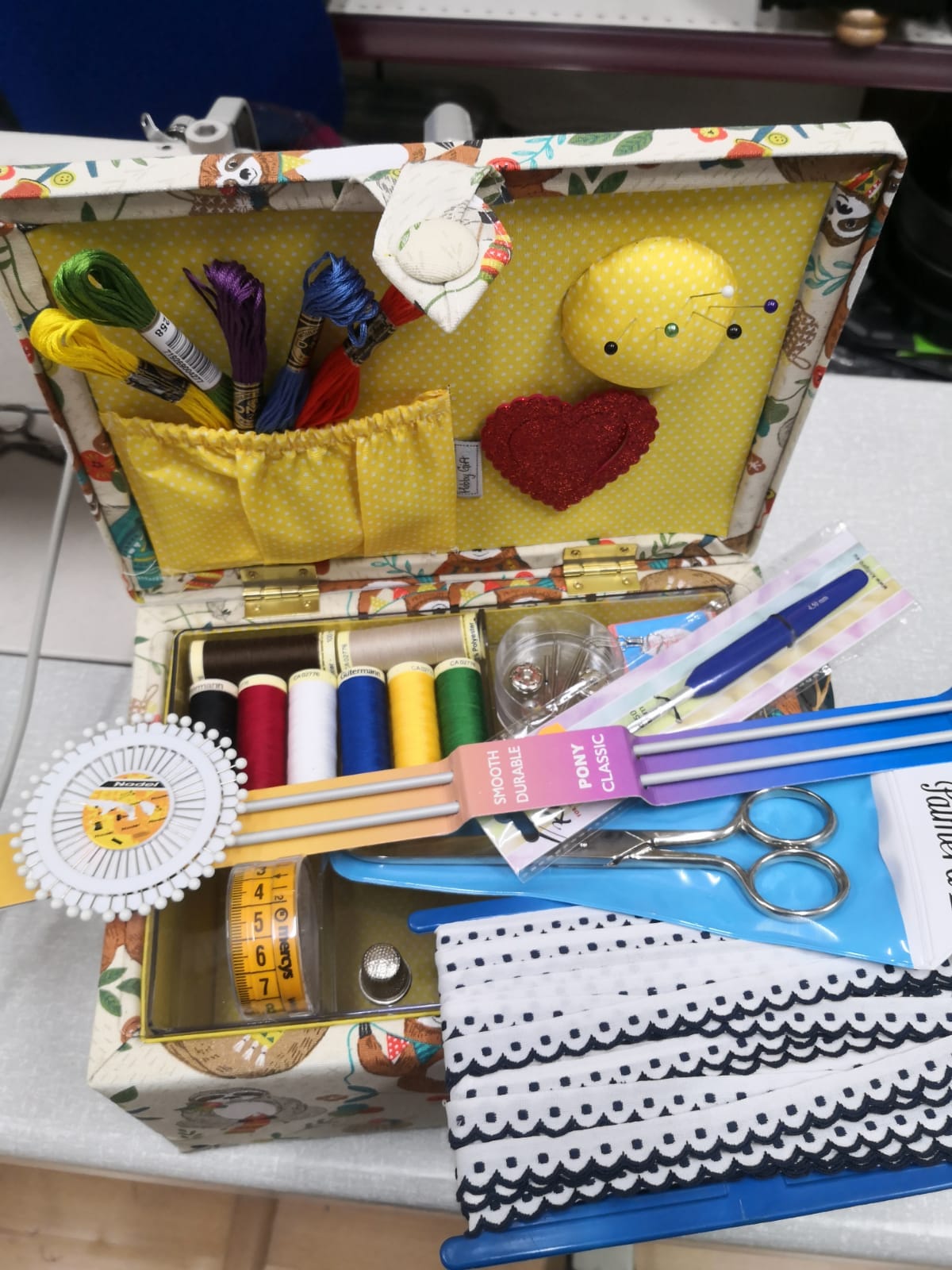 Caja de modistería con complementos de costura